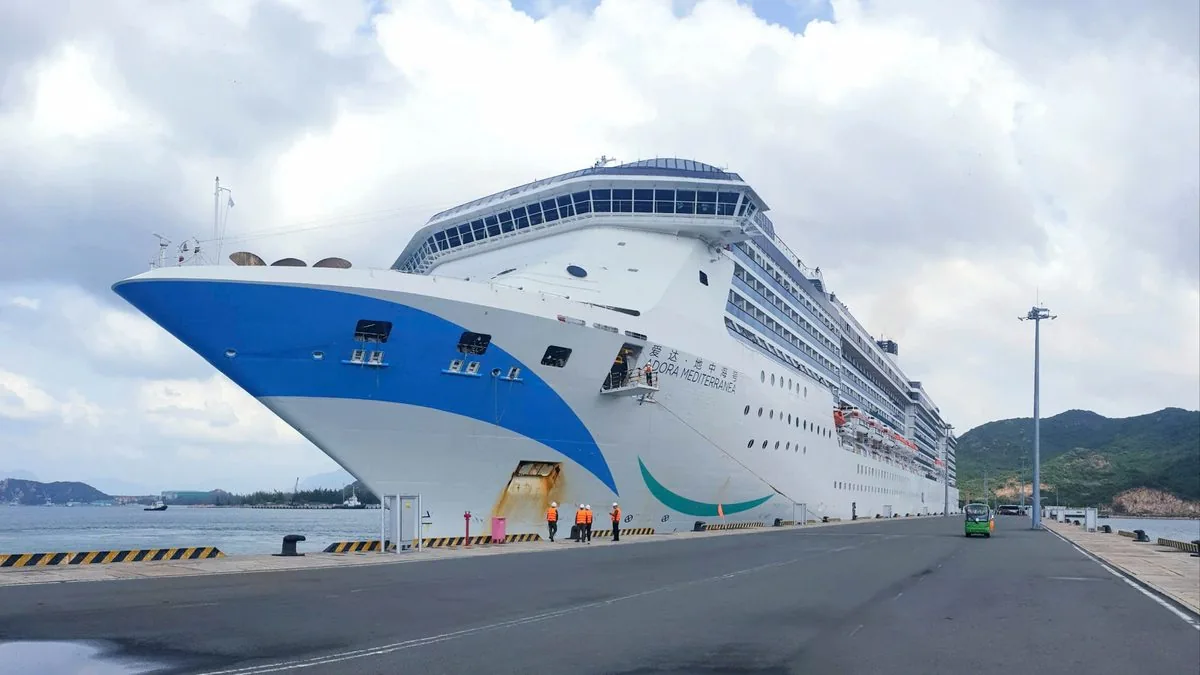 Tàu Adora Mediterranea mũi xanh trắng cập cảng Cam Ranh nhìn toàn cảnh ngày 13 tháng 3 năm 2026 Tàu Adora Mediterranea mũi xanh trắng cập cảng Cam Ranh nhìn toàn cảnh ngày 13 tháng 3 năm 2026