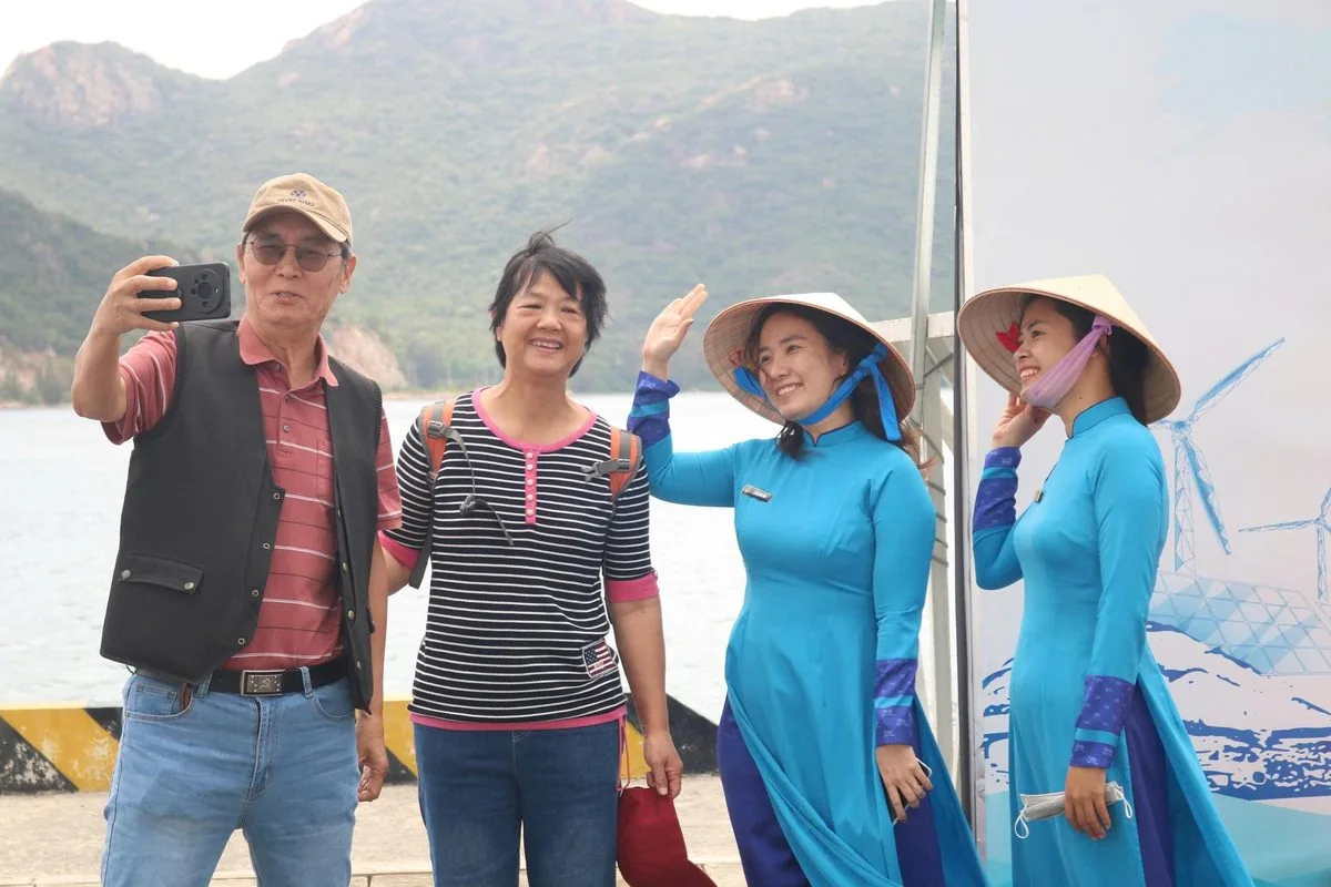 Du khách quốc tế chụp ảnh selfie với nhân viên đón tiếp mặc áo dài truyền thống tại cảng Cam Ranh Du khách quốc tế chụp ảnh selfie với nhân viên đón tiếp mặc áo dài truyền thống tại cảng Cam Ranh