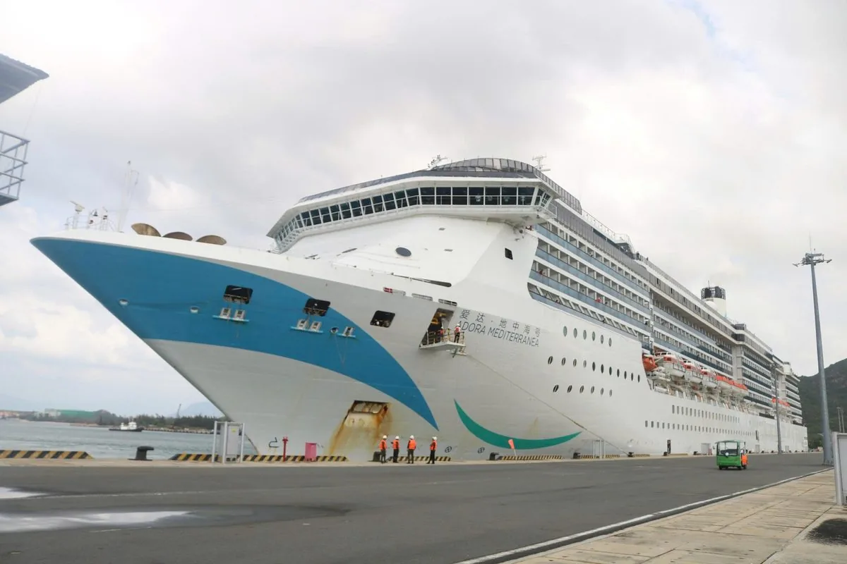 Tàu Adora Mediterranea nhiều tầng cỡ lớn tại cảng Cam Ranh góc nhìn từ phía mũi tàu Tàu Adora Mediterranea nhiều tầng cỡ lớn tại cảng Cam Ranh góc nhìn từ phía mũi tàu