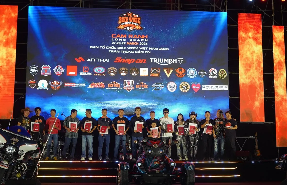 Đêm trao giải Bike Week Vietnam 2026 trên sân khấu banner nhà tài trợ An Thái Snap-on Triumph Đêm trao giải Bike Week Vietnam 2026 trên sân khấu banner nhà tài trợ An Thái Snap-on Triumph