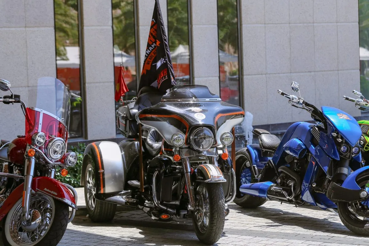 Harley-Davidson Tri Glide ba bánh và dàn mô tô phân khối lớn trưng bày cờ đen Bike Week Vietnam 2026 Harley-Davidson Tri Glide ba bánh và dàn mô tô phân khối lớn trưng bày cờ đen Bike Week Vietnam 2026