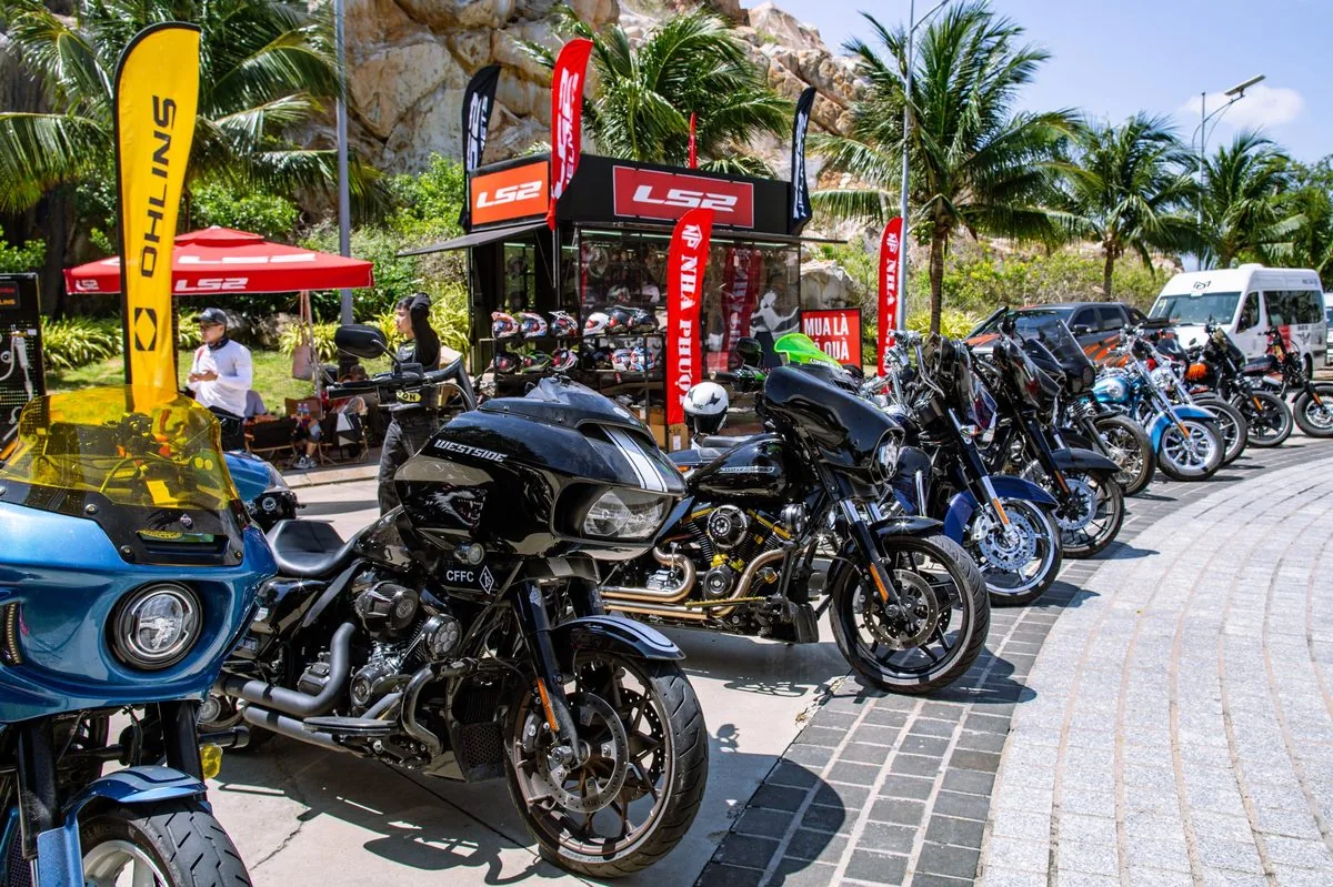 Dàn mô tô Harley-Davidson đen bóng xếp hàng tại khu triển lãm booth nhà tài trợ Ohlins Bike Week 2026 Dàn mô tô Harley-Davidson đen bóng xếp hàng tại khu triển lãm booth nhà tài trợ Ohlins Bike Week 2026