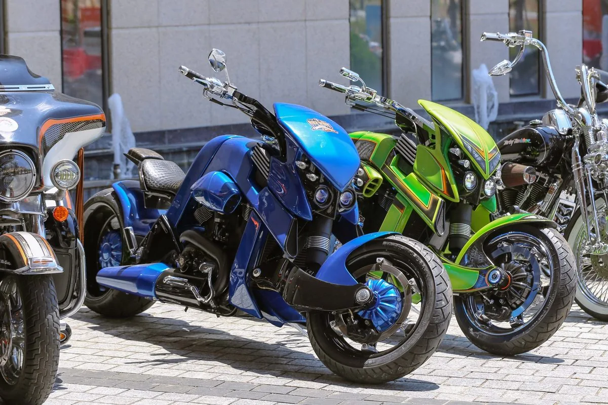 Mô tô custom xanh dương và xanh lá trưng bày tại khu triển lãm Bike Week Vietnam 2026 CaraWorld Mô tô custom xanh dương và xanh lá trưng bày tại khu triển lãm Bike Week Vietnam 2026 CaraWorld