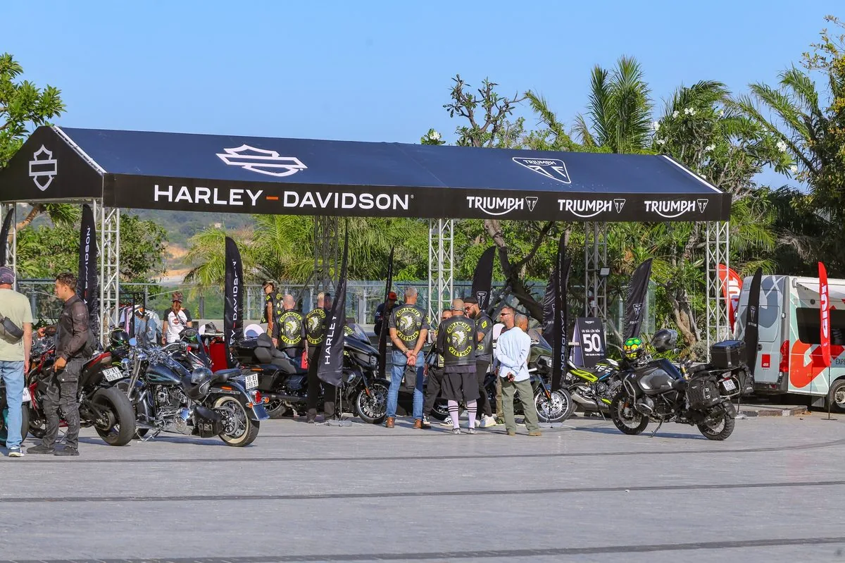 Khu trưng bày Harley-Davidson và Triumph dưới mái che tại Bike Week Vietnam 2026 CaraWorld Khu trưng bày Harley-Davidson và Triumph dưới mái che tại Bike Week Vietnam 2026 CaraWorld