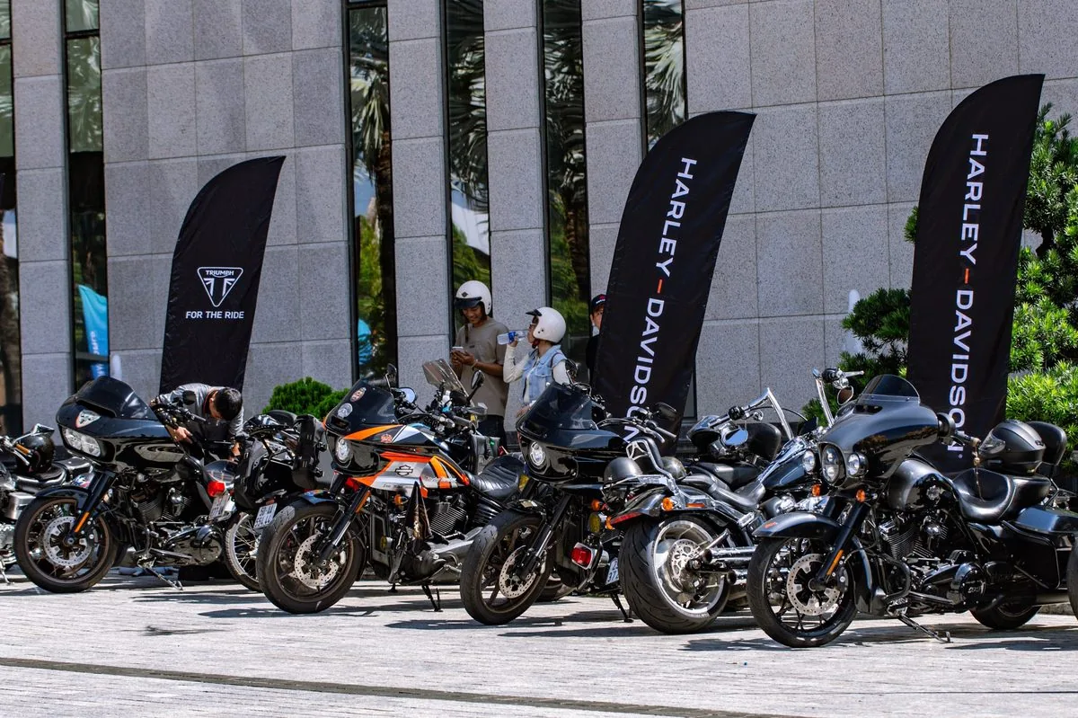 Dàn mô tô phân khối lớn trưng bày trước khu vực Harley-Davidson và Triumph Bike Week Vietnam 2026 Dàn mô tô phân khối lớn trưng bày trước khu vực Harley-Davidson và Triumph Bike Week Vietnam 2026