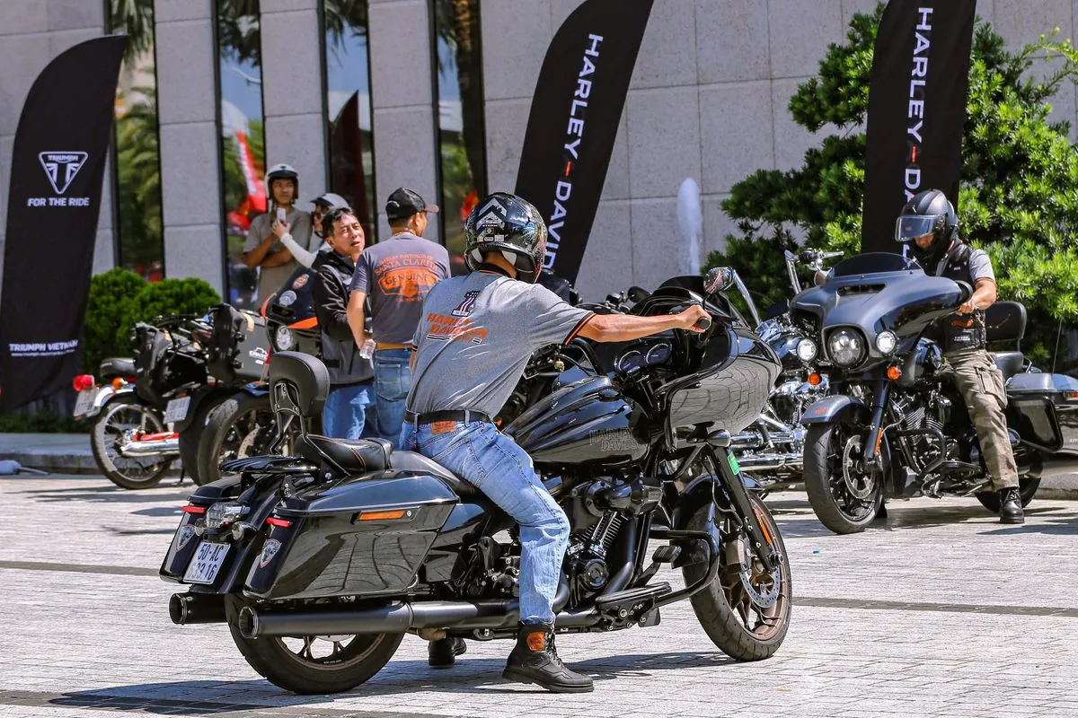 Biker lái Harley-Davidson Road Glide trước khu vực banner Harley-Davidson chính hãng Bike Week 2026 Biker lái Harley-Davidson Road Glide trước khu vực banner Harley-Davidson chính hãng Bike Week 2026