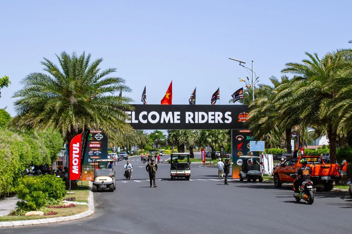 Cổng chào Welcome Riders trên đại lộ cọ dừa CaraWorld Cam Ranh sự kiện Bike Week Vietnam 2026 Cổng chào Welcome Riders trên đại lộ cọ dừa CaraWorld Cam Ranh sự kiện Bike Week Vietnam 2026
