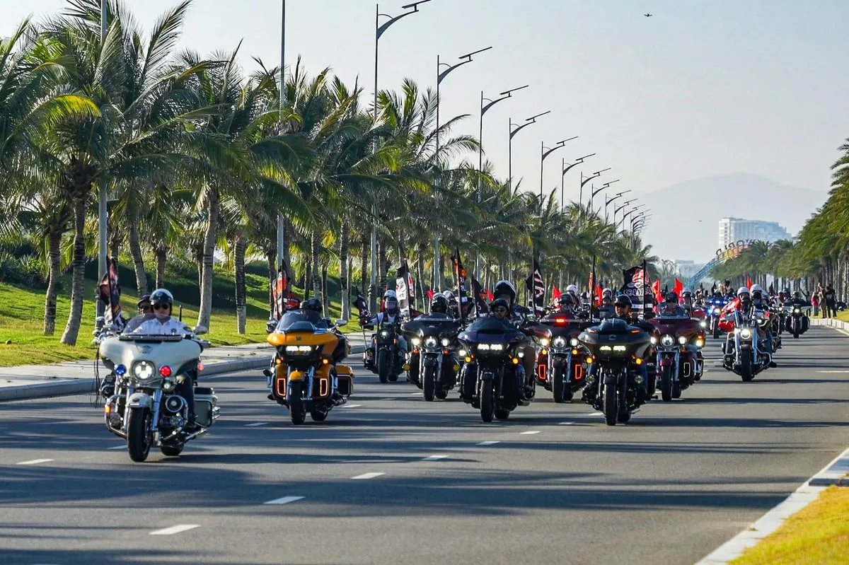 Đoàn diễu hành Bike Week Vietnam 2026 trên đại lộ CaraWorld Cam Ranh Đoàn diễu hành hàng trăm mô tô phân khối lớn trên đại lộ CaraWorld Cam Ranh tại Bike Week Vietnam 2026 We Are All Brothers