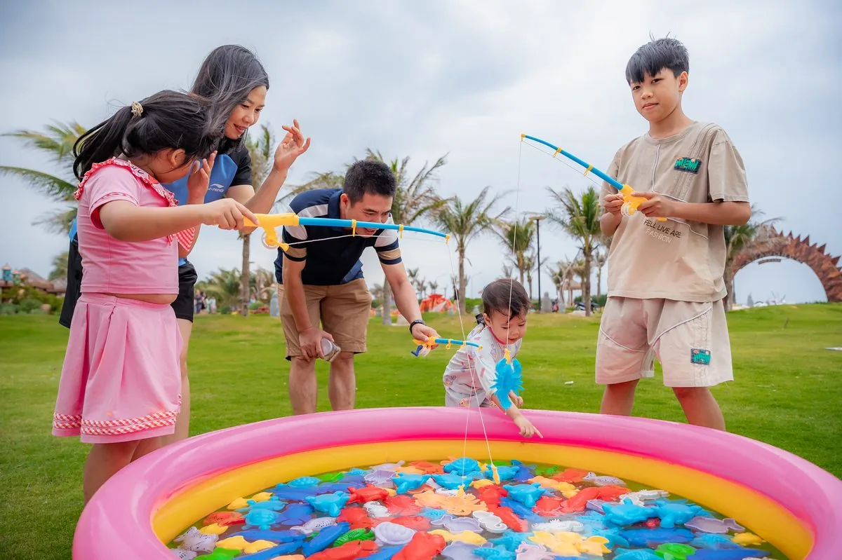 Trẻ em vui chơi câu cá đồ chơi tại công viên ven biển CaraWorld sự kiện Bloom mừng 8 tháng 3 Trẻ em vui chơi câu cá đồ chơi tại công viên ven biển CaraWorld sự kiện Bloom mừng 8 tháng 3