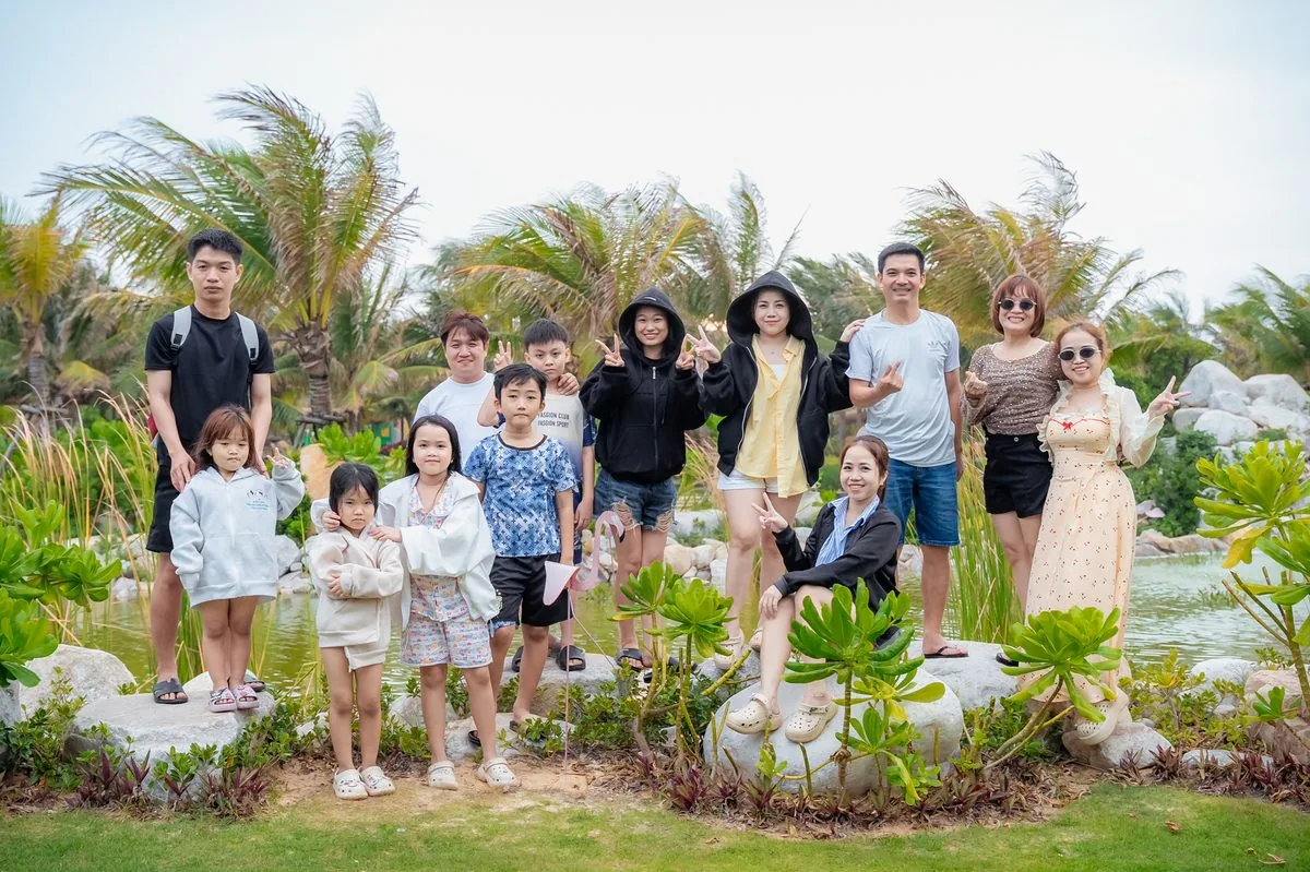 Đại gia đình đa thế hệ chụp ảnh bên hồ cảnh quan xanh mát tại CaraWorld Cam Ranh Đại gia đình đa thế hệ chụp ảnh bên hồ cảnh quan xanh mát tại CaraWorld Cam Ranh