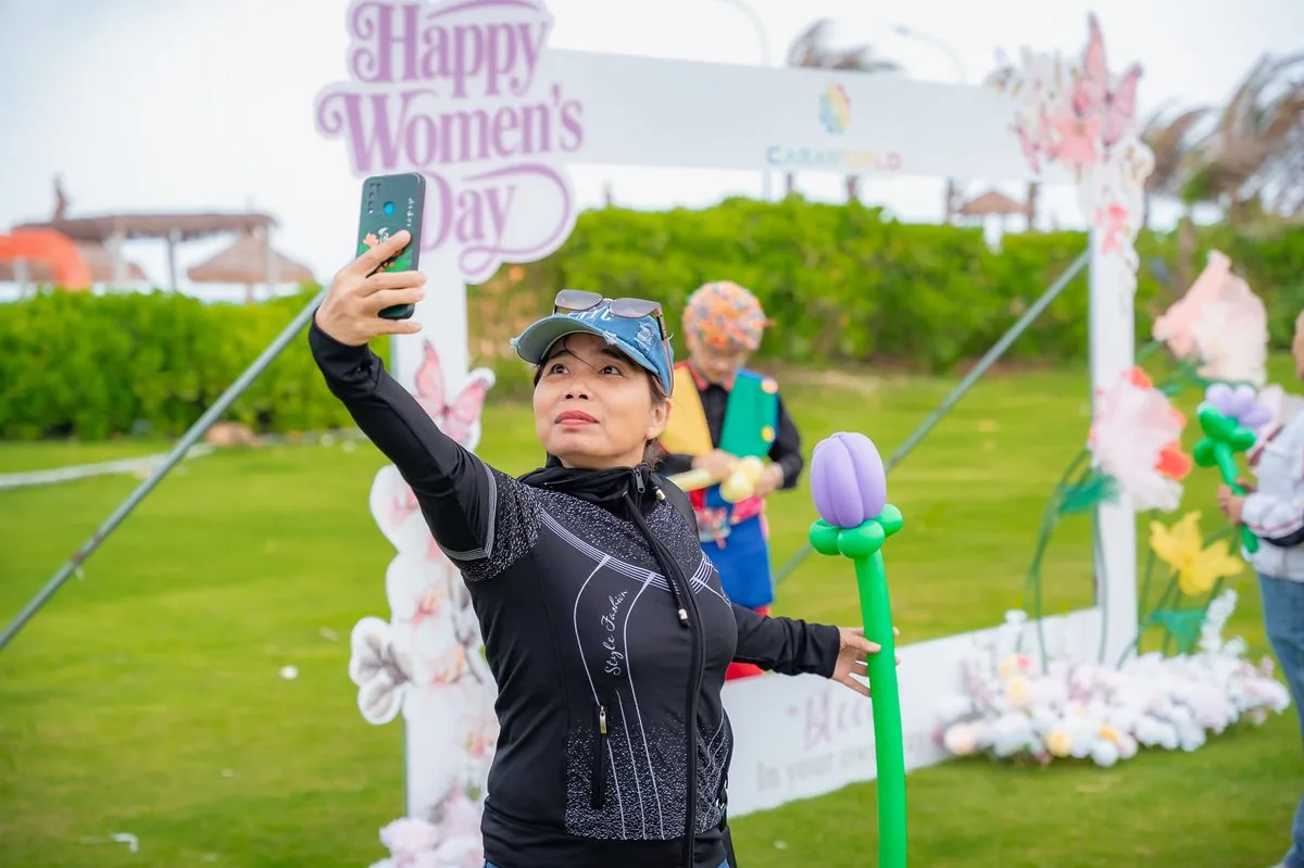 Phụ nữ selfie check-in tại photo frame Happy Women Day trang trí hoa bướm CaraWorld Phụ nữ selfie check-in tại photo frame Happy Women Day trang trí hoa bướm CaraWorld