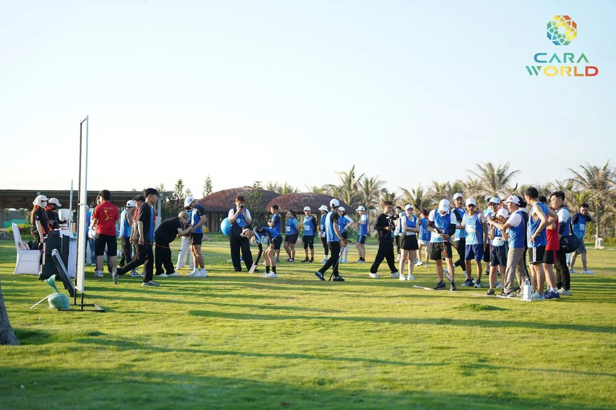 Đông đảo vận động viên tập trung trên thảm cỏ hoạt động team building giải Cara Run 2026 Đông đảo vận động viên tập trung trên thảm cỏ hoạt động team building giải Cara Run 2026