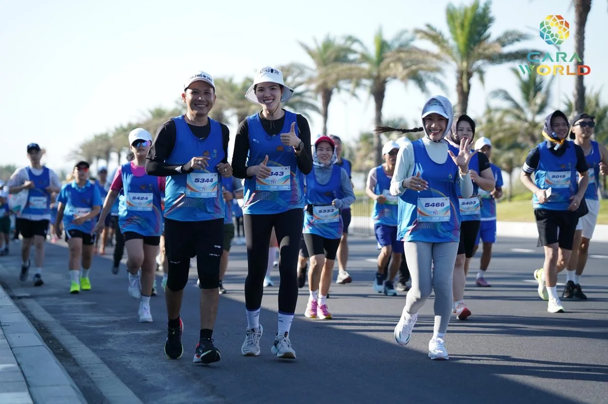 Gia đình cùng nhau chạy trên đại lộ ven biển đa lứa tuổi tham gia giải Cara Run 2026 CaraWorld Gia đình cùng nhau chạy trên đại lộ ven biển đa lứa tuổi tham gia giải Cara Run 2026 CaraWorld