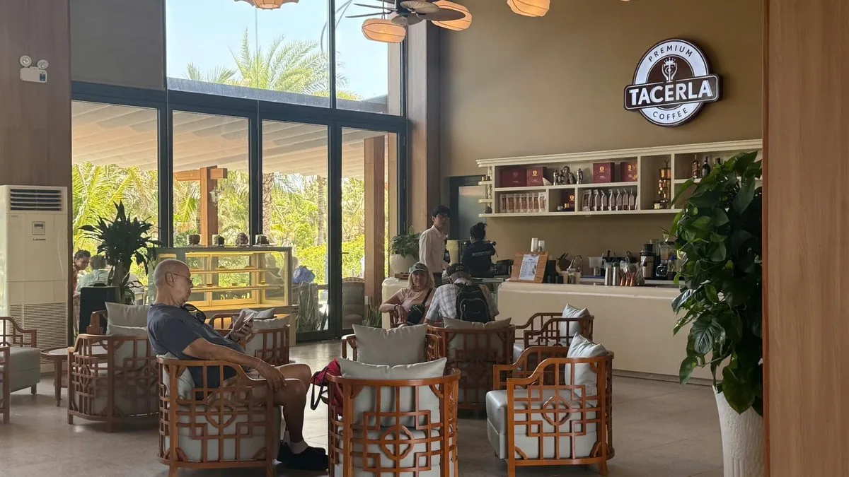 Du khách phương Tây thưởng thức cà phê tại Tacerla Premium Coffee CaraWorld Cam Ranh Du khách phương Tây thưởng thức cà phê tại Tacerla Premium Coffee CaraWorld Cam Ranh