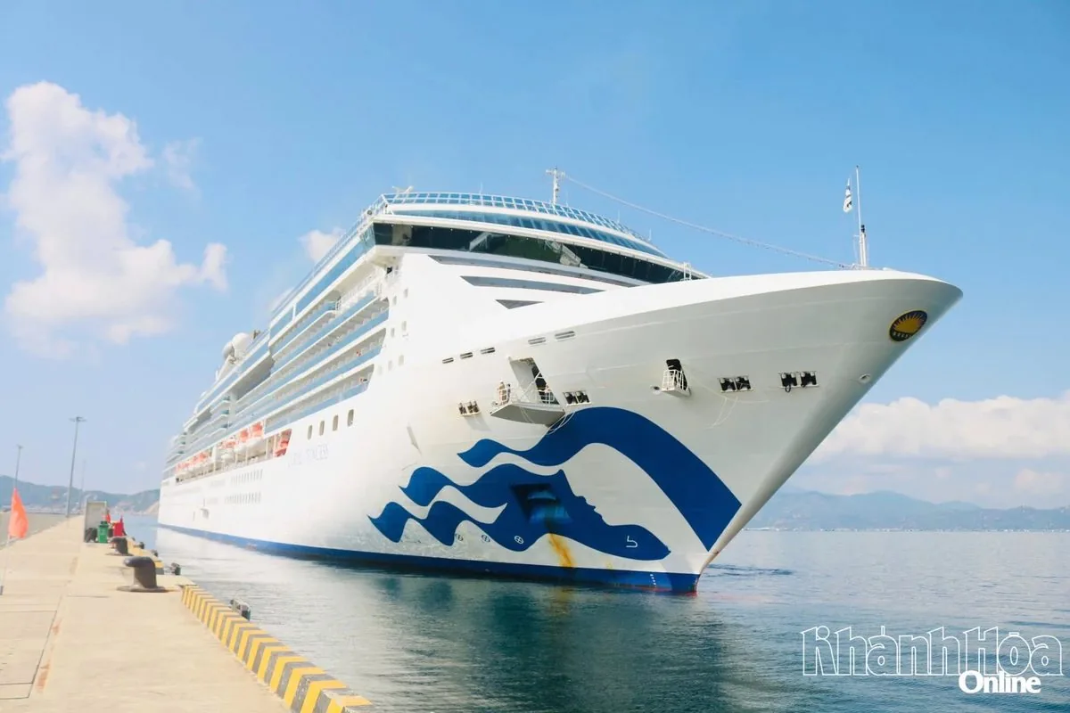 Tàu Coral Princess cập cảng Cam Ranh với logo sóng biển xanh đặc trưng trên thân tàu trắng Tàu Coral Princess cập cảng Cam Ranh với logo sóng biển xanh đặc trưng trên thân tàu trắng