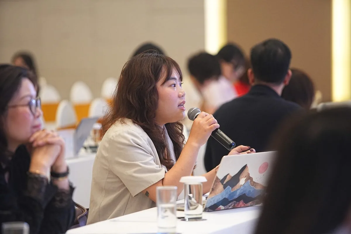 Khách tham dự đặt câu hỏi tại hội thảo Kỷ Nguyên Vịnh Biển Báo Tiền Phong CaraWorld Khách tham dự đặt câu hỏi tại hội thảo Kỷ Nguyên Vịnh Biển Báo Tiền Phong CaraWorld