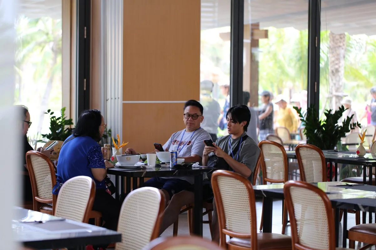 Du khách thưởng thức cà phê tại nhà hàng ngoài trời CaraWorld Cam Ranh sau chuyến tham quan Du khách thưởng thức cà phê tại nhà hàng ngoài trời CaraWorld Cam Ranh sau chuyến tham quan
