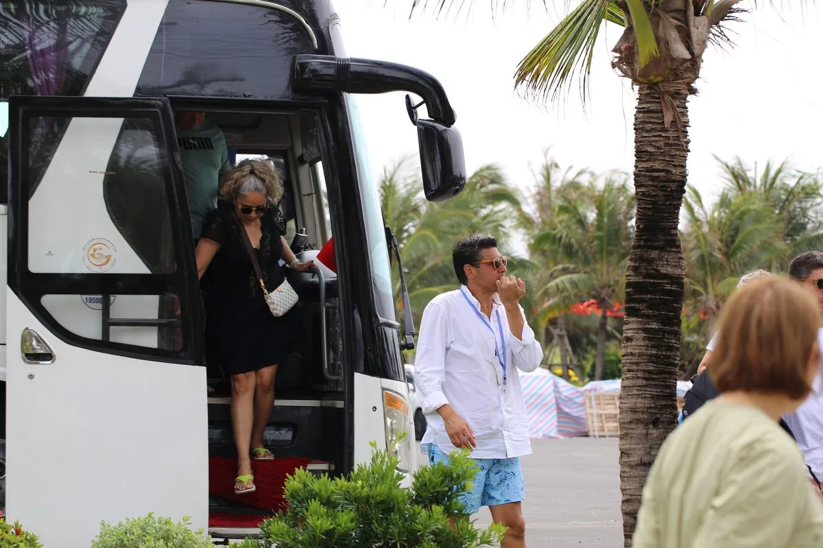 Du khách châu Á xuống xe bus chuyên dụng đến tham quan CaraWorld Cam Ranh từ tàu Star Voyager Du khách châu Á xuống xe bus chuyên dụng đến tham quan CaraWorld Cam Ranh từ tàu Star Voyager