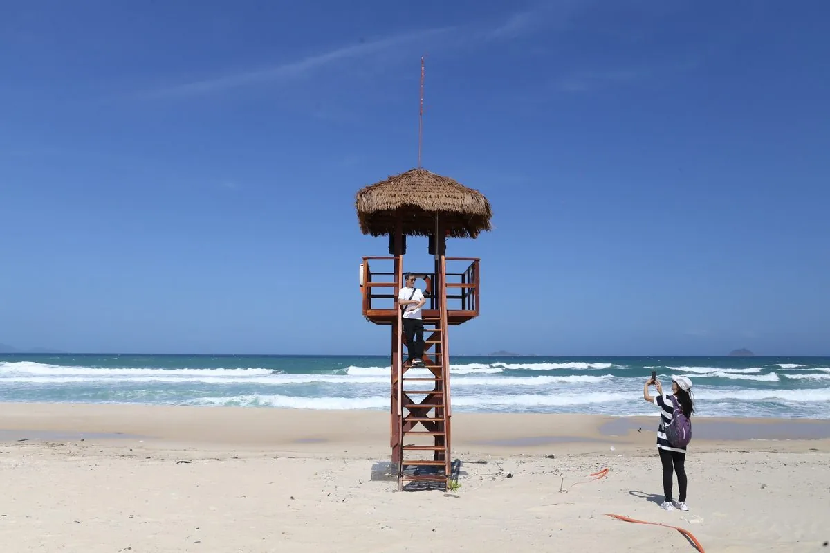 Tháp canh cứu hộ bãi biển CaraWorld Cam Ranh du khách chụp ảnh check-in bên bờ biển Tháp canh cứu hộ bãi biển CaraWorld Cam Ranh du khách chụp ảnh check-in bên bờ biển