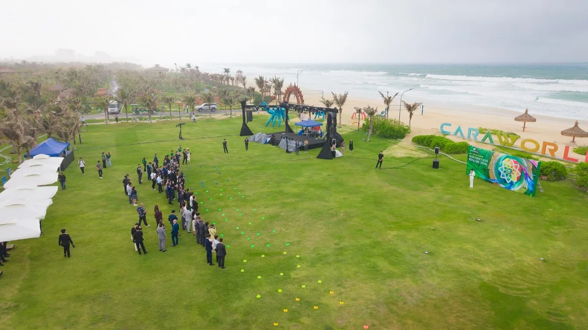 Toàn cảnh từ trên cao sân khấu đám đông công viên biển Carabeach CaraWorld biển xanh phía sau Toàn cảnh từ trên cao sân khấu đám đông công viên biển Carabeach CaraWorld biển xanh phía sau
