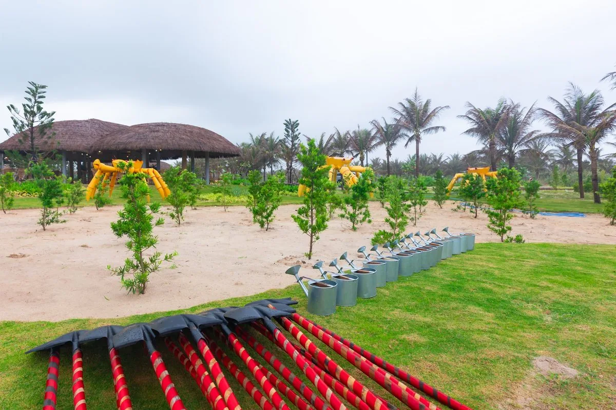 Cây non hàng dài đã trồng xong dụng cụ trồng cây xếp ngay ngắn nhà mái tranh phía sau Carabeach Cây non hàng dài đã trồng xong dụng cụ trồng cây xếp ngay ngắn nhà mái tranh phía sau Carabeach