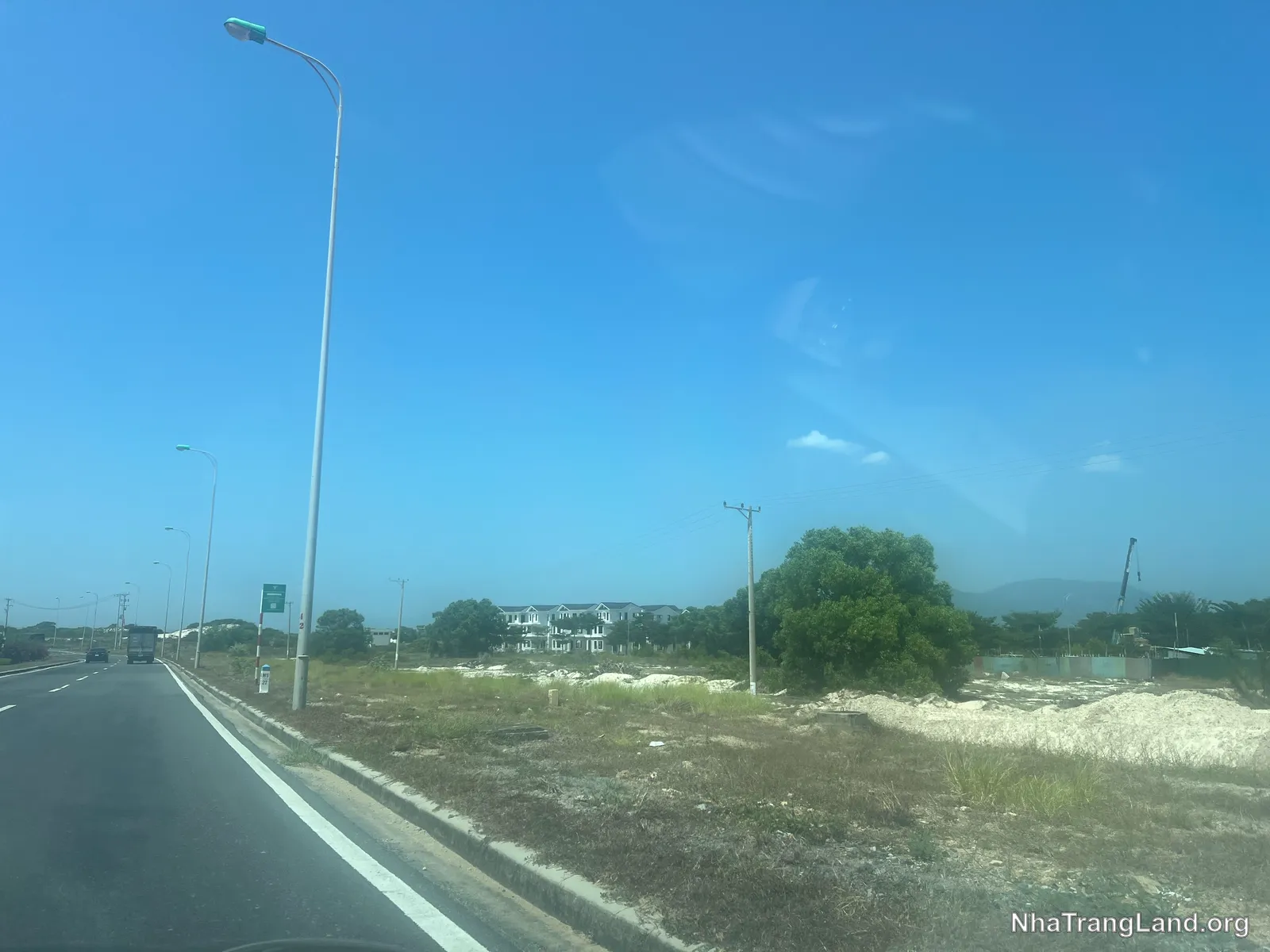 Góc nhìn từ đại lộ Nguyễn Tất Thành — trục kết nối sân bay Cam Ranh với Nha Trang.
