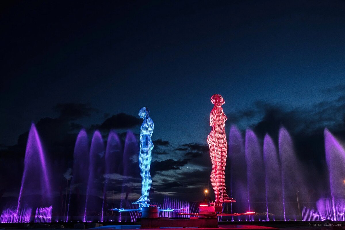 Đài nhạc nước The Arena Cam Ranh với tượng Ali và Nino biểu tượng tình yêu