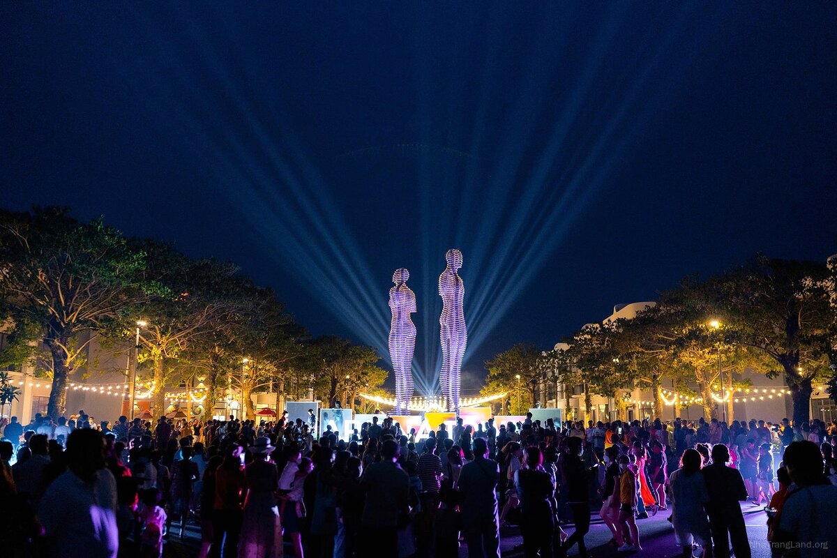 Phố đi bộ The Arena Cam Ranh với shophouse và khu ẩm thực sầm uất