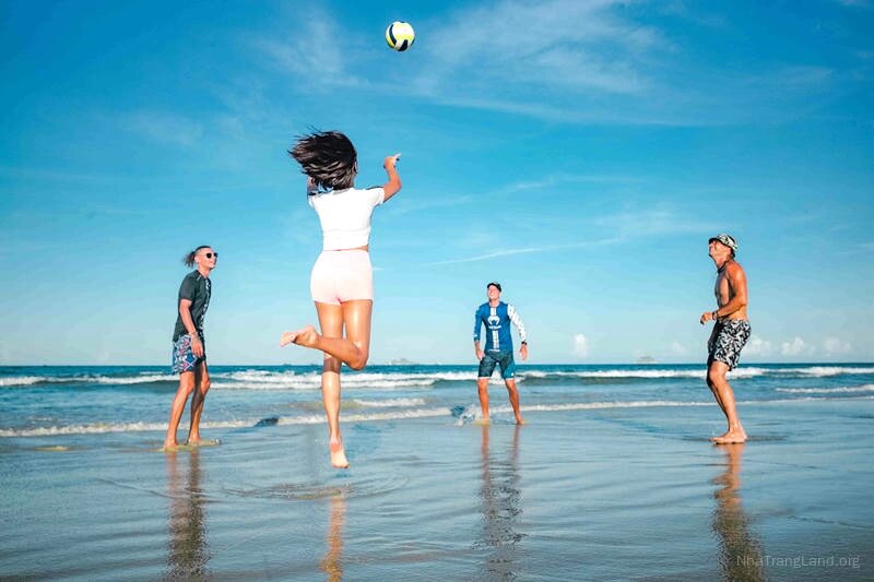 Hoạt động thể thao biển tại The Arena Cam Ranh trên bãi biển Bãi Dài