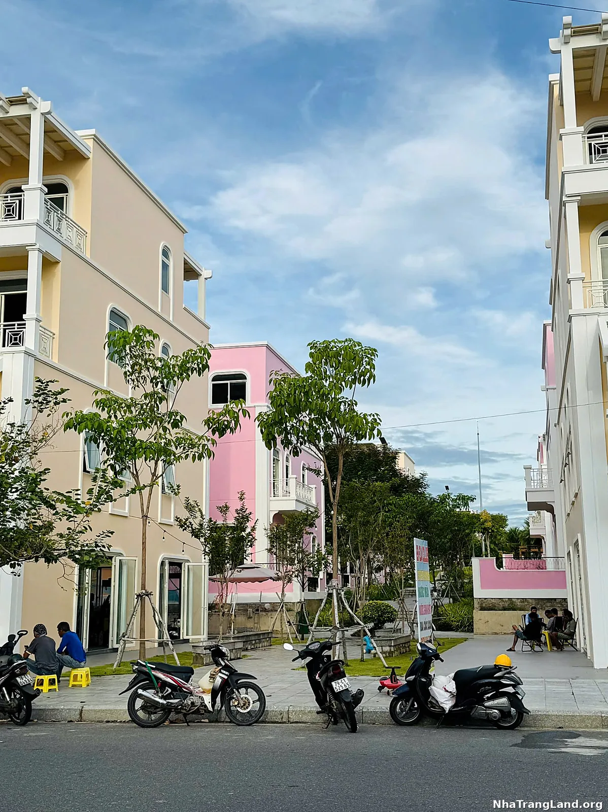 Shophouse café có khách ngồi Para Sol