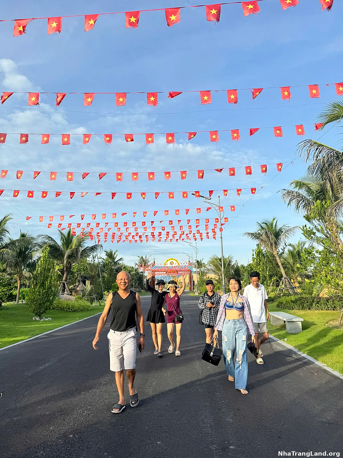 Khách tham quan Para Sol cờ Việt Nam góc 2