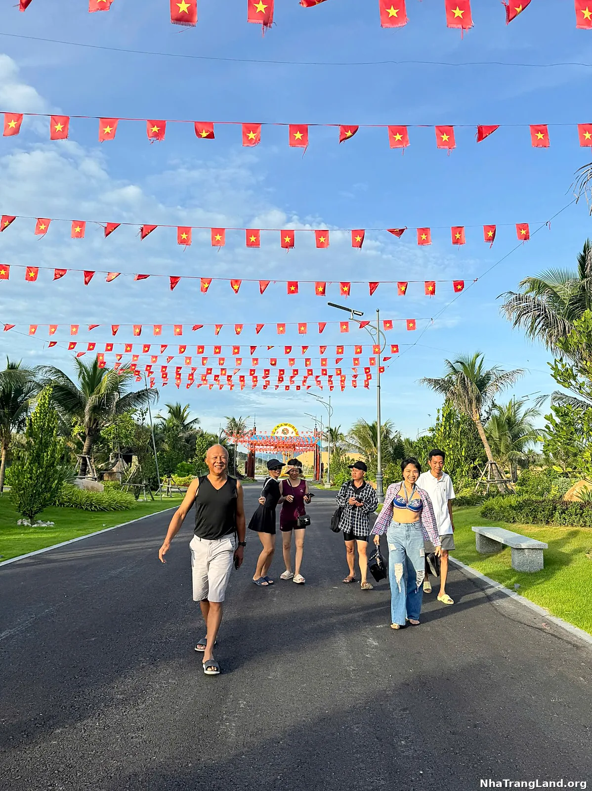 Khách tham quan Para Sol đường cây xanh