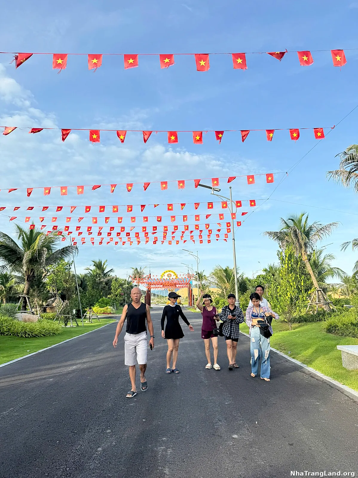 Nhóm khách đi bộ tham quan dự án