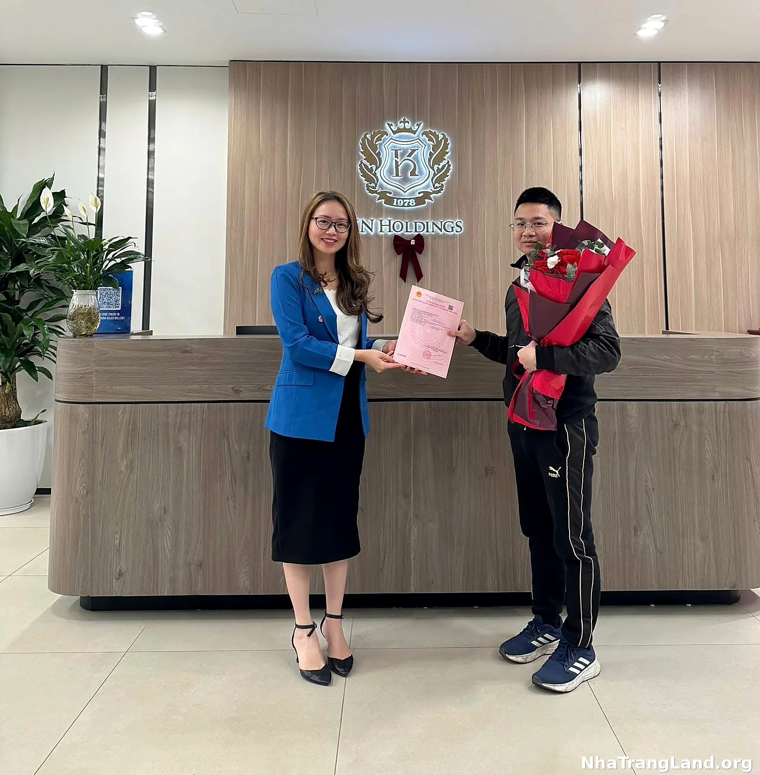 Trao sổ khách hàng nam