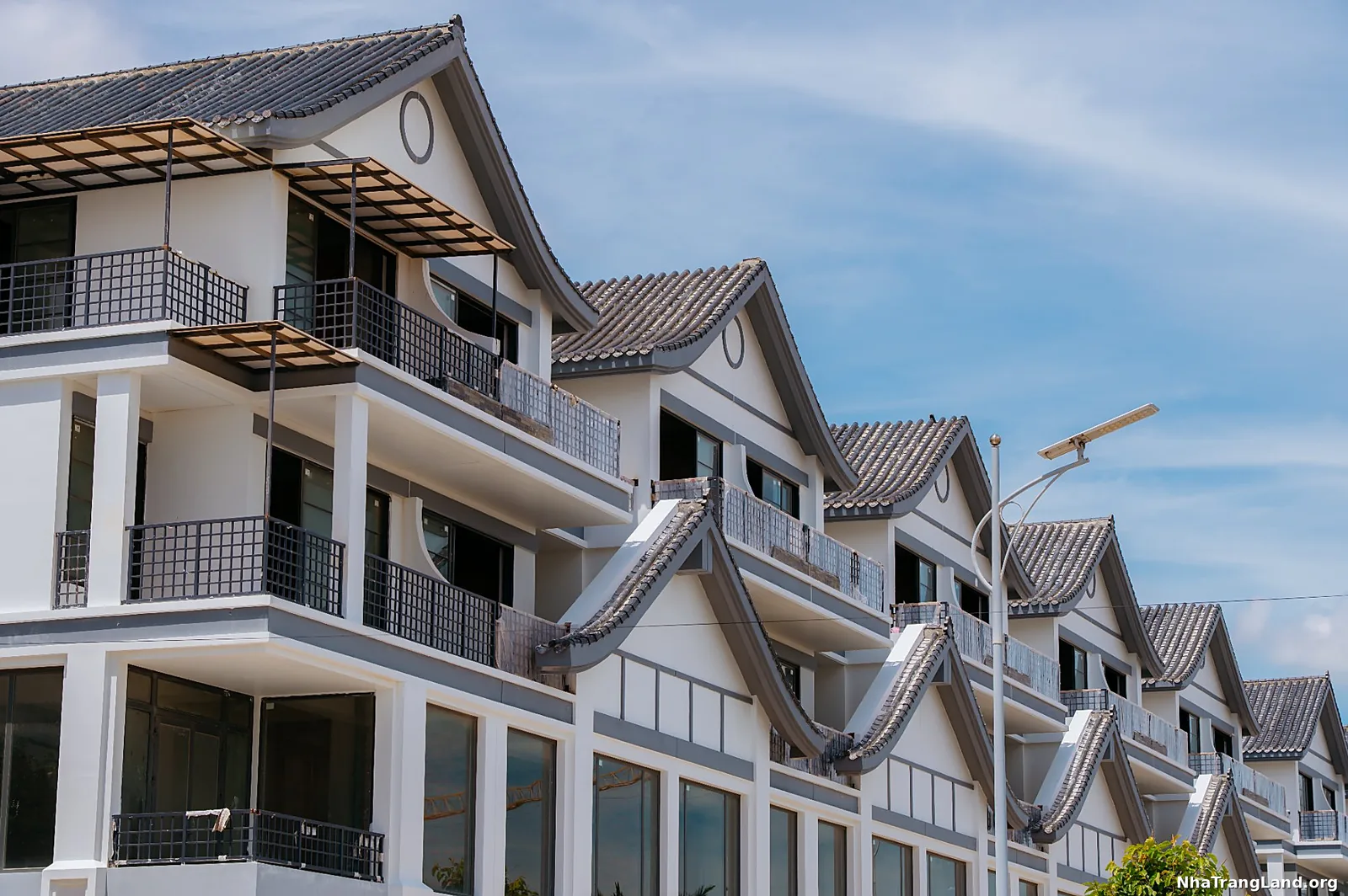 Mái ngói cong dãy dài Nikko Park đèn đường