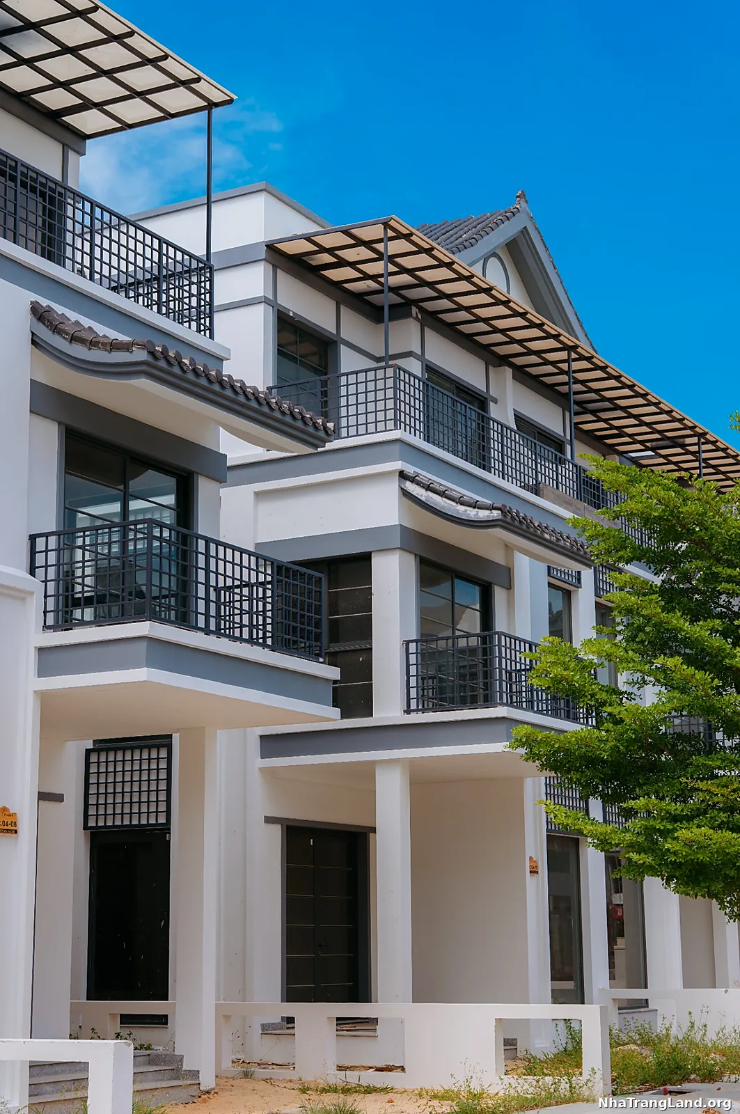 Mặt tiền căn thô Nikko Park 2.5 tầng