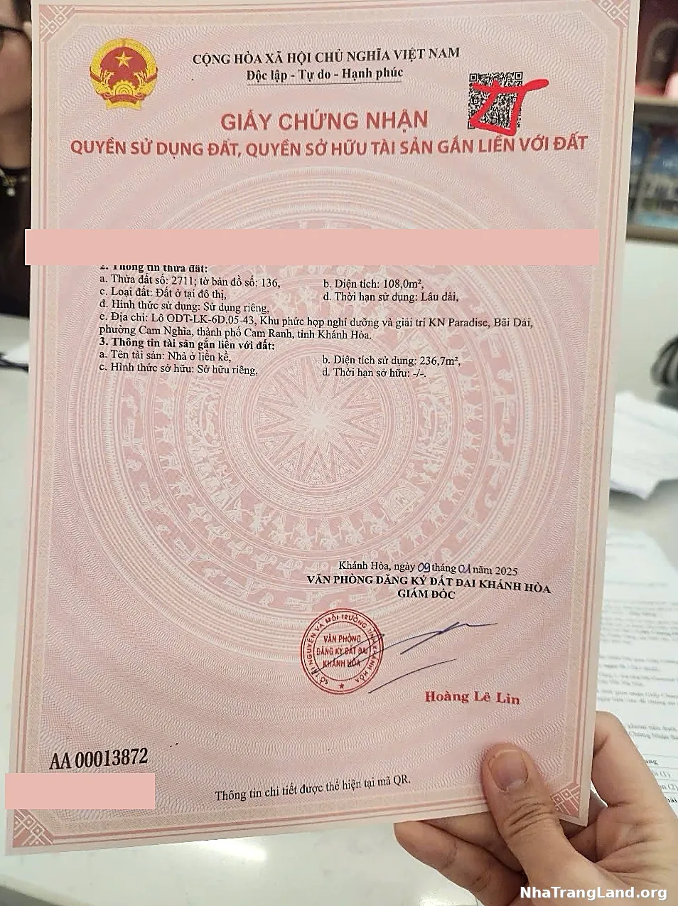 Sổ hồng thực tế Para Sol cầm trên tay