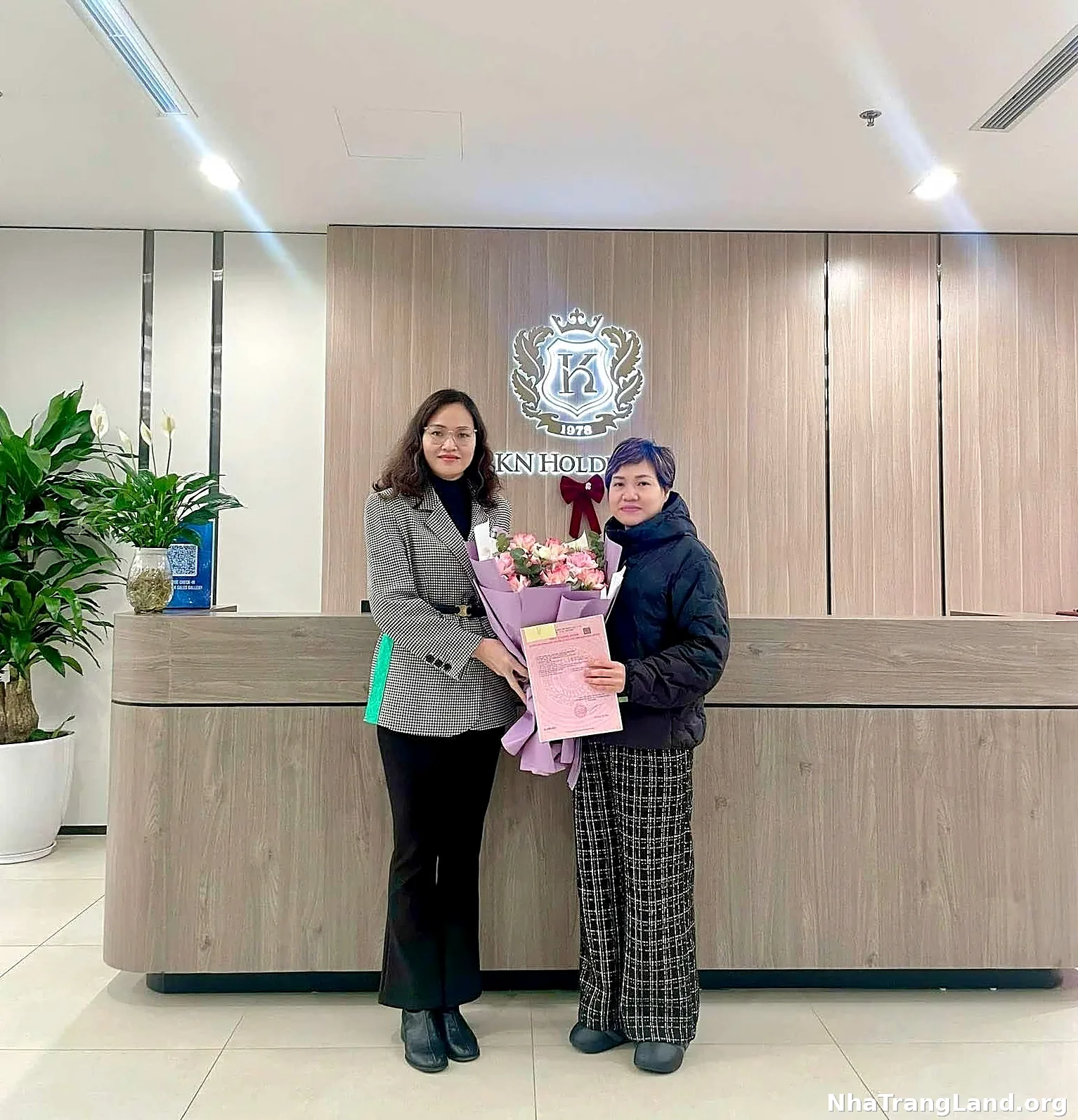 Trao sổ hoa chúc mừng