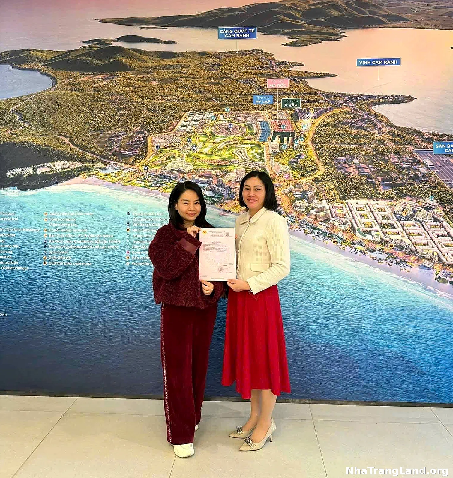 Trao sổ trước bản đồ CaraWorld