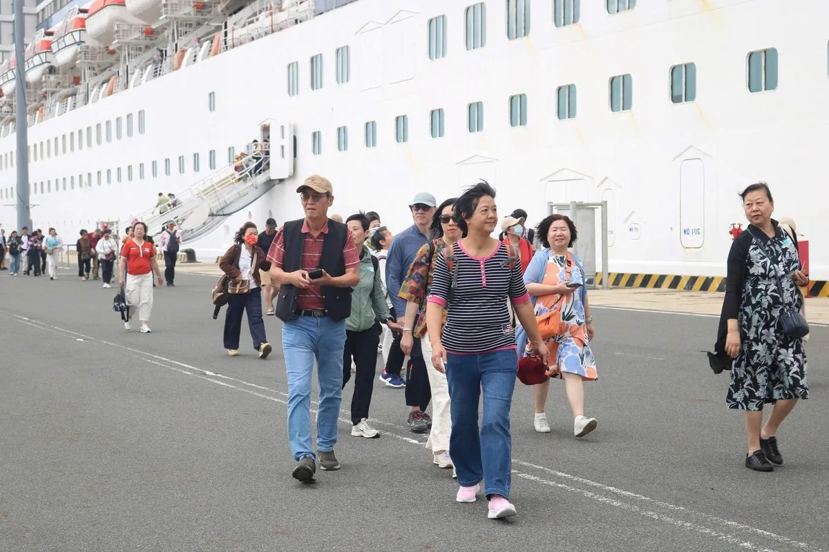 Du khách quốc tế đi bộ dọc tàu Adora Mediterranea tại cảng Cam Ranh ngày 13 tháng 3 năm 2026