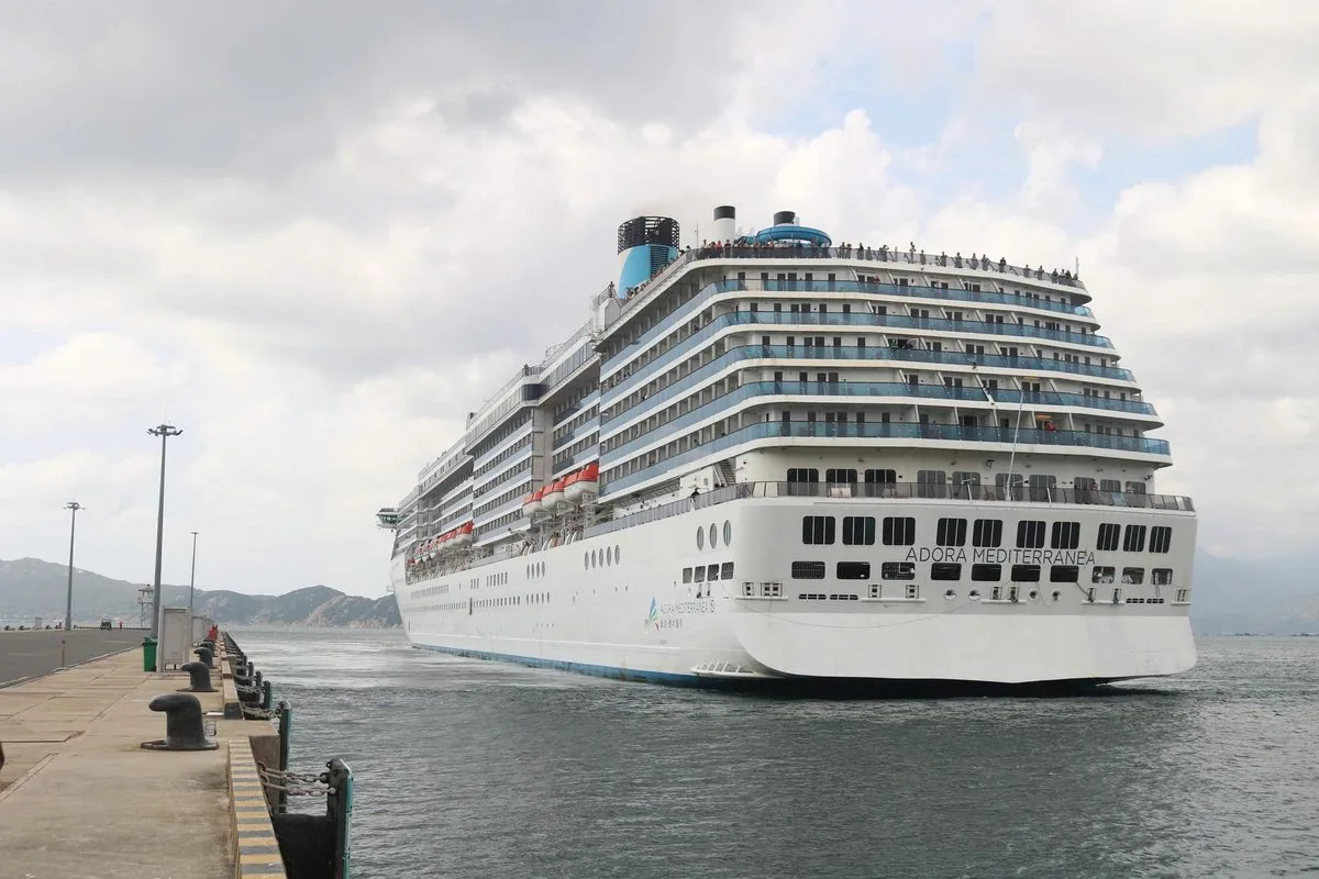 Tàu Adora Mediterranea neo đậu tại cầu cảng Cam Ranh nhìn từ bến cảng với núi xanh phía sau