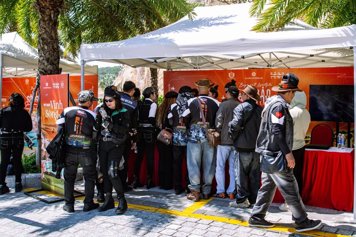 Biker xếp hàng check-in đăng ký tại booth sự kiện Bike Week Vietnam 2026 CaraWorld Cam Ranh