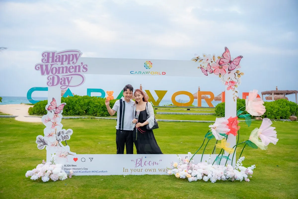 Cặp đôi chụp ảnh tại photo frame Happy Women Day Bloom in Your Own Way công viên CaraWorld