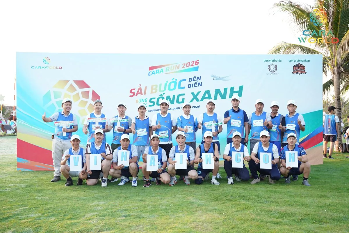 Nhóm vận động viên chụp ảnh tập thể nhận giấy chứng nhận trước backdrop Sải Bước Bên Biển Bừng Sống Xanh