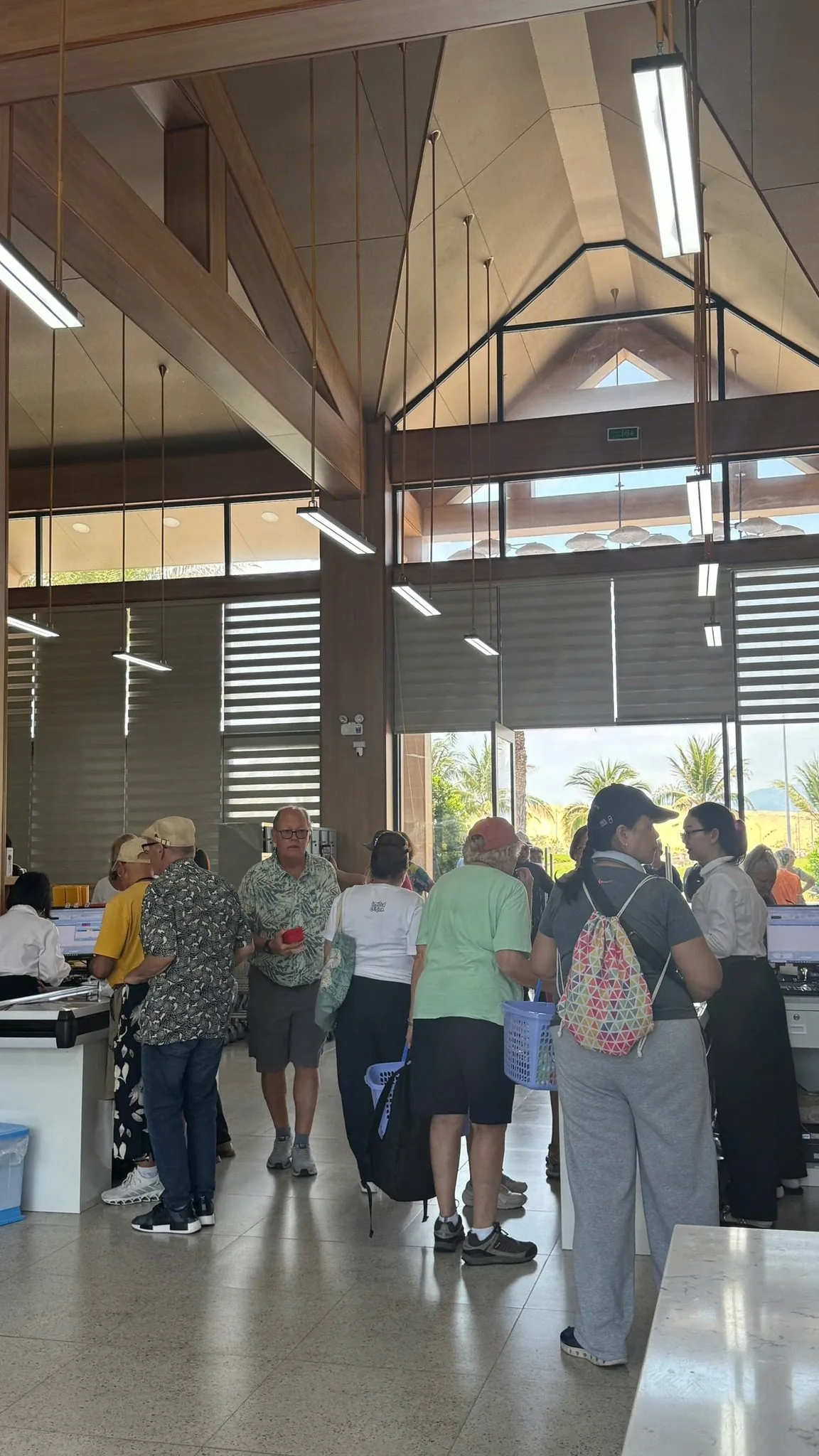 Du khách phương Tây từ tàu Coral Princess tại sảnh đón CaraWorld Cam Ranh trần cao kính lớn