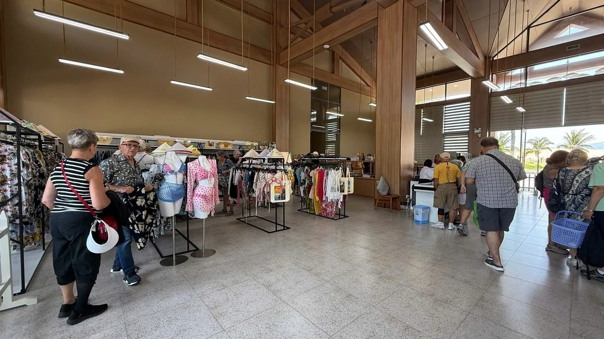 Du khách phương Tây mua sắm quần áo quà lưu niệm tại khu thương mại CaraWorld Cam Ranh