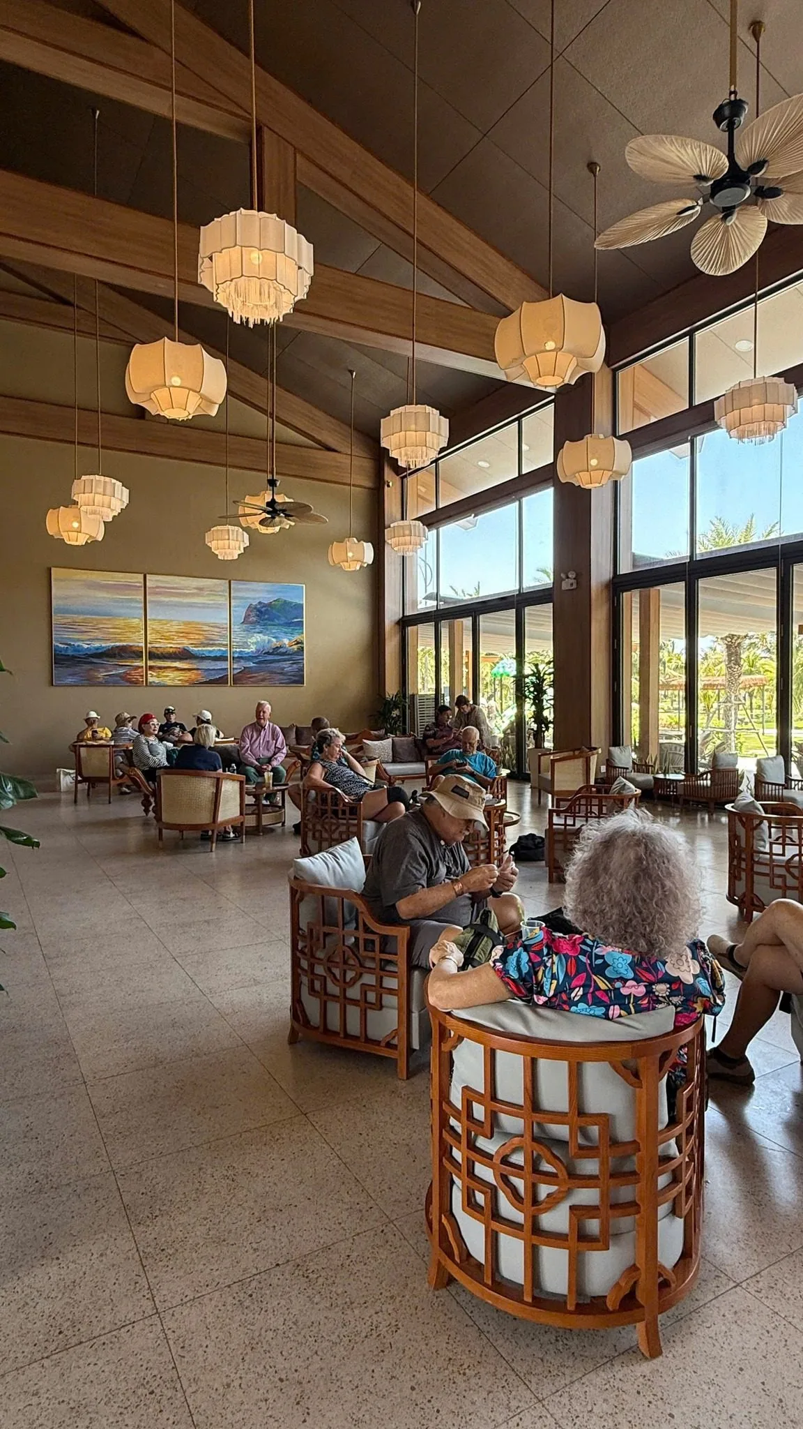 Du khách phương Tây nghỉ ngơi tại sảnh đón CaraWorld trần gỗ cao đèn lantern sang trọng