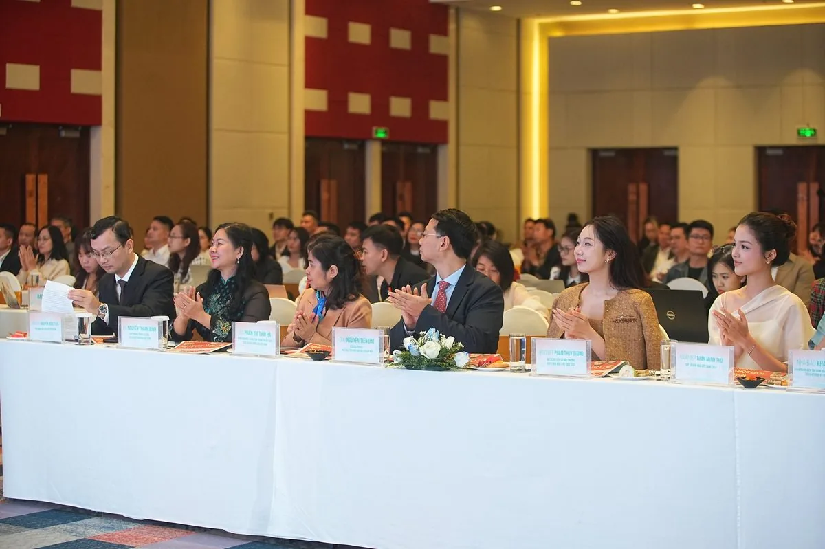 Hàng ghế đại biểu VIP và khách mời tại hội thảo Kỷ Nguyên Vịnh Biển Hà Nội 2026