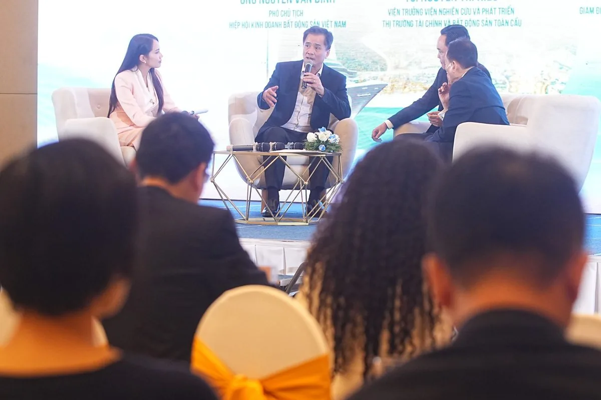Tọa đàm 3 chuyên gia bất động sản trên sân khấu tại hội thảo Kỷ Nguyên Vịnh Biển Hà Nội