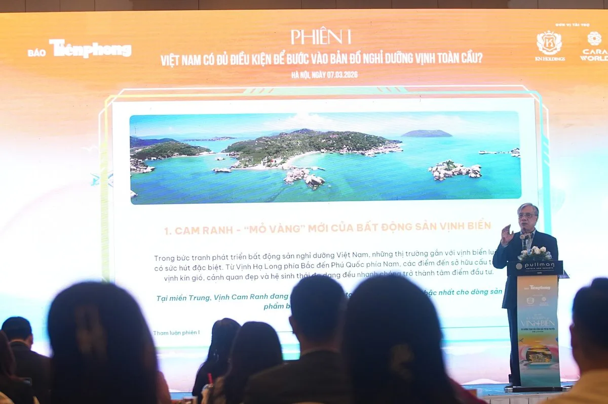 Phiên I hội thảo Cam Ranh Mỏ Vàng Mới Của Bất Động Sản Vịnh Biển diễn giả trình bày tại Hà Nội